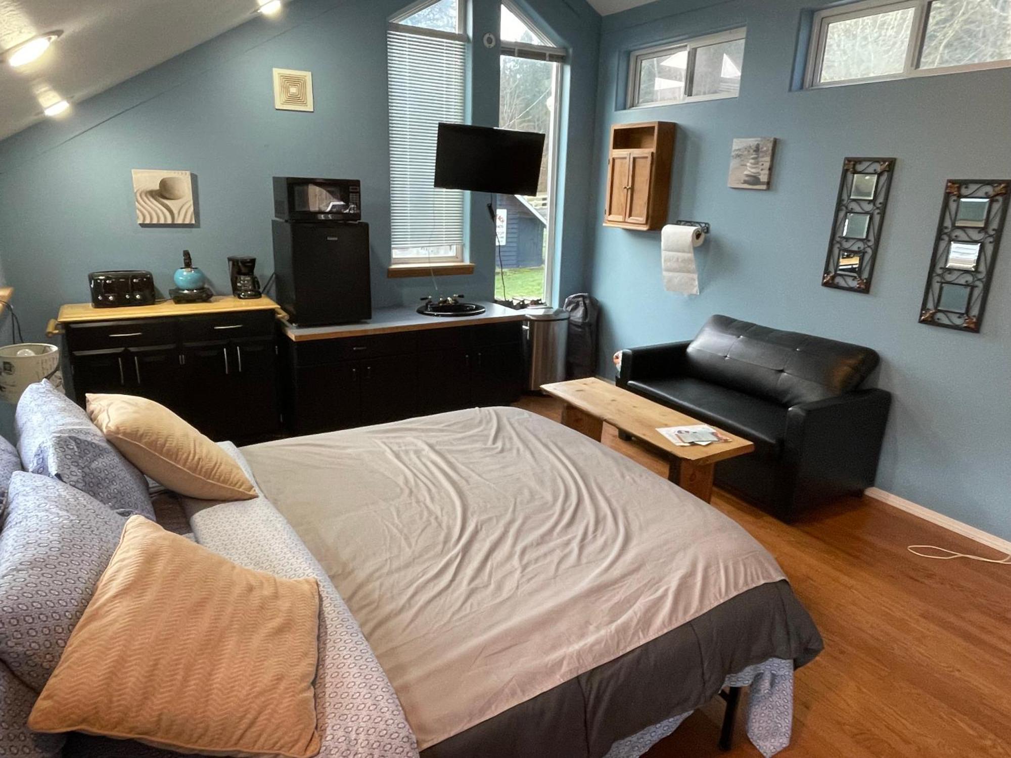Oceanfront Studio/Loft: Alpacas, Oysters & Kayaks شيلتون المظهر الخارجي الصورة